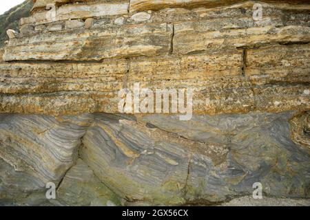 Le pietre di sabbia di Jurassic hanno overlain i fangstone in un'inconformità negli strati esposti lungo la costa di Dinosaur. Foto Stock