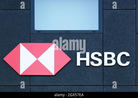 Lione, Francia - 21 maggio 2020: Logo HSBC su una parete. HSBC Holdings è una multinazionale britannica di servizi bancari e finanziari Foto Stock