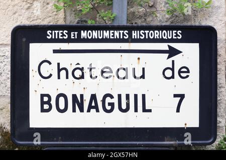 Segnaletica per il castello di Bonaguil e direzione Fumel, Francia Foto Stock