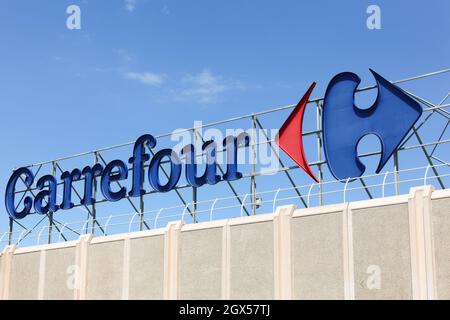 Lattes, Francia - 5 luglio 2018: Ipermercato Carrefour in Francia. Carrefour è un rivenditore multinazionale francese con sede in Francia Foto Stock