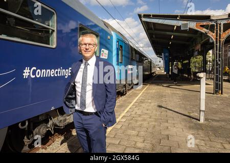 Il vice primo ministro e ministro della mobilità Georges Gilkinet propone al fotografo come il treno "Connecting Europe Express" arriva al treno WO Foto Stock