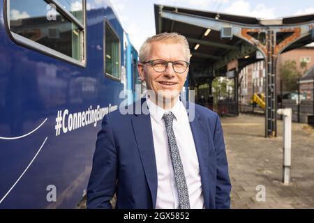 Il vice primo ministro e ministro della mobilità Georges Gilkinet propone al fotografo come il treno "Connecting Europe Express" arriva al treno WO Foto Stock