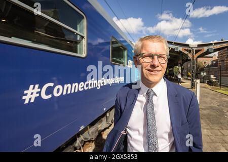 Il vice primo ministro e ministro della mobilità Georges Gilkinet propone al fotografo come il treno "Connecting Europe Express" arriva al treno WO Foto Stock