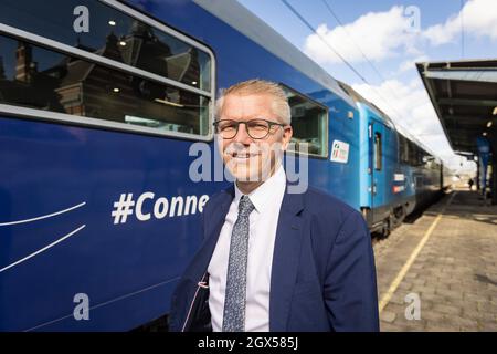 Il vice primo ministro e ministro della mobilità Georges Gilkinet propone al fotografo come il treno "Connecting Europe Express" arriva al treno WO Foto Stock