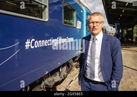 Il vice primo ministro e ministro della mobilità Georges Gilkinet propone al fotografo come il treno "Connecting Europe Express" arriva al treno WO Foto Stock