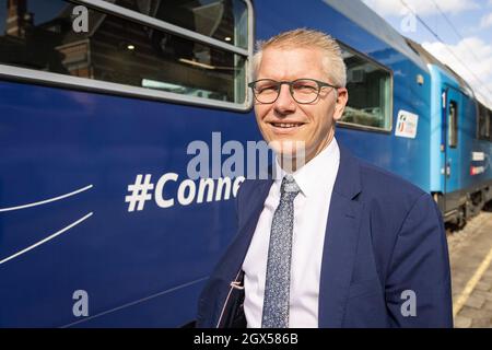 Il vice primo ministro e ministro della mobilità Georges Gilkinet propone al fotografo come il treno "Connecting Europe Express" arriva al treno WO Foto Stock