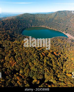 Veduta panoramica aerea del drone della stagione autunnale sul lago vulcanico di Sant'Anna (Sfanta Ana). Foresta e acqua. Harghita, Romania, in autunno Foto Stock