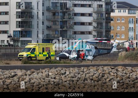 Air Ambulance G-KSST atterra al porto di Eastbourne Sovereign per prendere un paziente Foto Stock