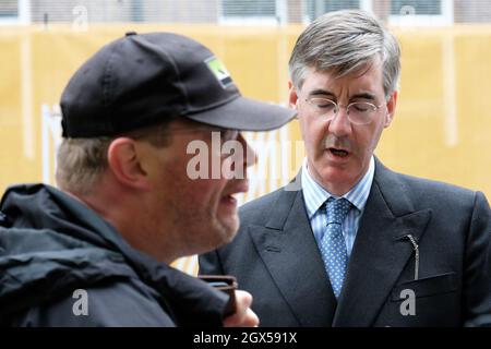 Manchester, Regno Unito – Lunedì 4 ottobre 2021 – il deputato conservatore Jacob Rees-Mogg parla a un disabile che dice di aver perso il lavoro a causa dei Tories, fuori dalla Conferenza del Partito conservatore di Manchester. Foto Steven Maggio / Alamy Live News Foto Stock