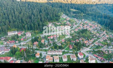 Vista aerea del drone di Baile Tusnad al tramonto Foto Stock