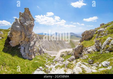 Monte Prena Camicia (Italia) - una vetta della montagna chiamata Gran Sasso, centro Italia, regione Abruzzo, con escursionista che pratica trekking Foto Stock