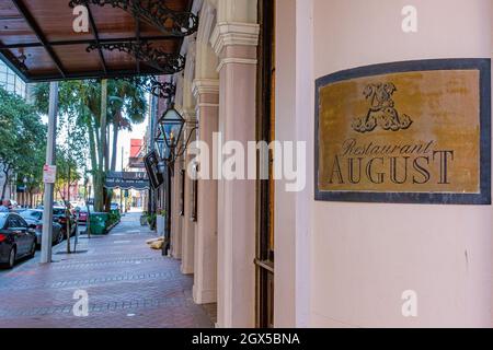 NEW ORLEANS, LA, Stati Uniti d'America - 26 SETTEMBRE 2021: Ristorante agosto nel centro di New Orleans Foto Stock