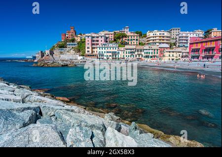 Spiaggia, scogliera e villaggio di pescatori di Vernazzola vicino al centro di Genova, sulla Riviera italiana Foto Stock