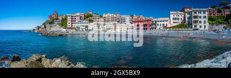 Spiaggia, scogliera e villaggio di pescatori di Vernazzola vicino al centro di Genova, sulla Riviera italiana Foto Stock