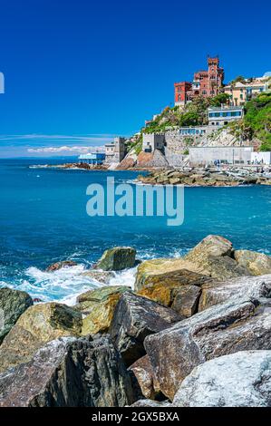 Spiaggia, scogliera e villaggio di pescatori di Vernazzola vicino al centro di Genova, sulla Riviera italiana Foto Stock