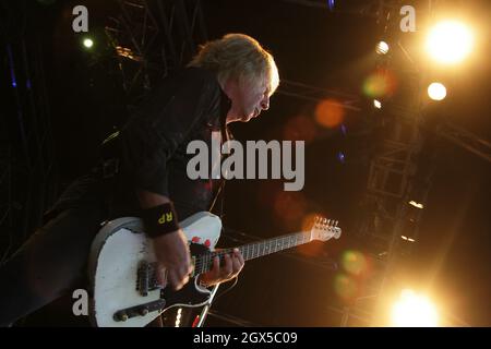 Ayr, Ayrshire, Scozia Regno Unito. Status Quo si esibisce all'ippodromo di Ayr come parte di un festival per celebrare la vita e le opere del poeta scozzese Robert Burns chiamato 'Burns an a che ' 24 maggio 2008 Foto Stock