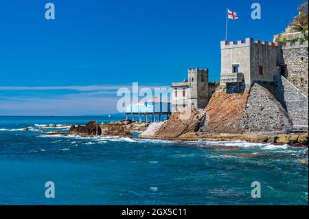Spiaggia, scogliera e villaggio di pescatori di Vernazzola vicino al centro di Genova, sulla Riviera italiana Foto Stock