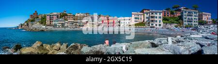Spiaggia, scogliera e villaggio di pescatori di Vernazzola vicino al centro di Genova, sulla Riviera italiana Foto Stock