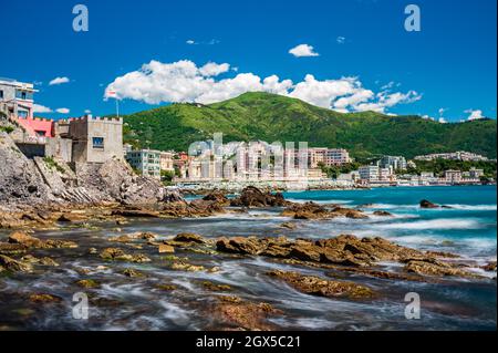 Spiaggia, scogliera e villaggio di pescatori di Vernazzola vicino al centro di Genova, sulla Riviera italiana Foto Stock