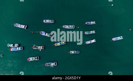 Gruppo di barche da pesca in mare. Foto ampia, vista aerea. Foto Stock