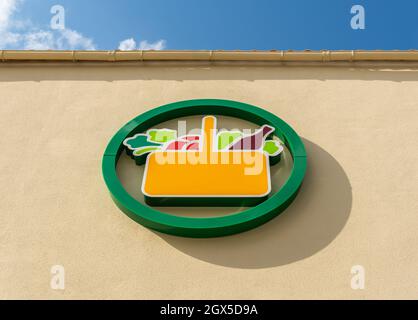 Llucmajor, Spagna; ottobre 02 2021: Logo del supermercato Mercadona e catena alimentare su una facciata in una giornata di sole Foto Stock