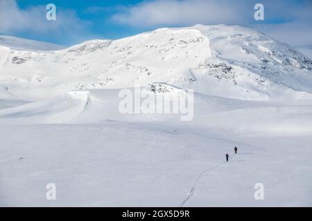 Sci-alpinismo per due persone sulle montagne norvegesi Foto Stock