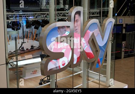 Logo SKY fuori dallo studio SKY, O2 Arena, North greenwich, londra, inghilterra Foto Stock