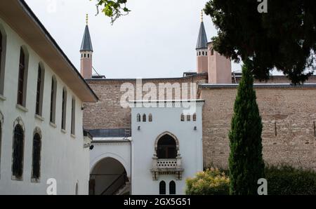 Foto delle torri del museo del Palazzo Topkapi da un patio a Istanbul, Turchia Foto Stock