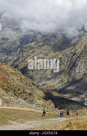 CHAMROUSSE, FRANCIA, 23 settembre 2021 : Gruppo di escursionisti in un paesaggio di montagna sotto le nuvole Foto Stock