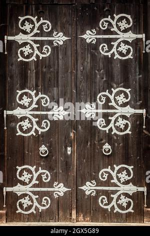 Vecchie porte tradizionali in legno in un villaggio bavarese Foto Stock