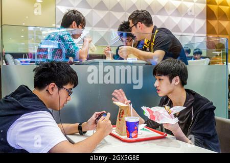 Shanghai China, Huangpu District, Xizang Road, People's Square Raffles City, ragazzi adolescenti asiatici, ristorante KFC fast food all'interno Foto Stock