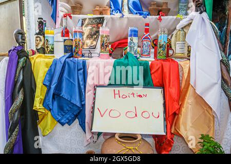 Miami Florida,Little Haiti,Caribbean Marketplace District,Libreri Mapou Book Store Haitian Vodou altare voodoo interno Foto Stock
