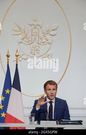 Parigi, Francia. 4 ottobre 2021. Discorso del Presidente francese Emmanuel Macron in occasione del quarto vertice annuale dei fondi sovrani di un pianeta, che ha riunito i capi dei maggiori investitori istituzionali del mondo per una videoconferenza al Palazzo Elysee di Parigi il 4 ottobre 2021, Rivedere la loro azione a favore della transizione climatica, con l’inviato presidenziale speciale americano per il clima John Kerry. Photo by ISA HARSIN/Pool/ABACAPRESS.COM Credit: Abaca Press/Alamy Live News Foto Stock