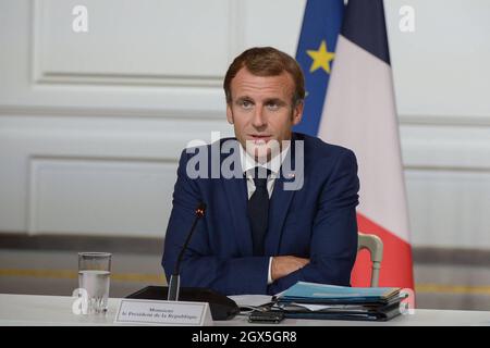 Parigi, Francia. 4 ottobre 2021. Discorso del Presidente francese Emmanuel Macron in occasione del quarto vertice annuale dei fondi sovrani di un pianeta, che ha riunito i capi dei maggiori investitori istituzionali del mondo per una videoconferenza al Palazzo Elysee di Parigi il 4 ottobre 2021, Rivedere la loro azione a favore della transizione climatica, con l’inviato presidenziale speciale americano per il clima John Kerry. Photo by ISA HARSIN/Pool/ABACAPRESS.COM Credit: Abaca Press/Alamy Live News Foto Stock