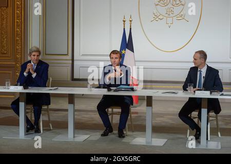 Parigi, Francia. 4 ottobre 2021. Discorso del Presidente francese Emmanuel Macron in occasione del quarto vertice annuale dei fondi sovrani di un pianeta, che ha riunito i capi dei maggiori investitori istituzionali del mondo per una videoconferenza al Palazzo Elysee di Parigi il 4 ottobre 2021, Rivedere la loro azione a favore della transizione climatica, con l’inviato presidenziale speciale americano per il clima John Kerry. Photo by ISA HARSIN/Pool/ABACAPRESS.COM Credit: Abaca Press/Alamy Live News Foto Stock