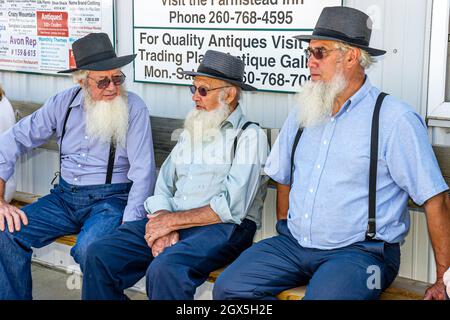 Shipshewana Indiana,Shipshewana Flea Market,Amish uomini anziani anziani cittadini amici parlare Foto Stock