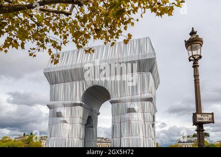 Parigi, Francia, 3 ottobre 2021, l'Arco di Trionfo avvolto Foto Stock