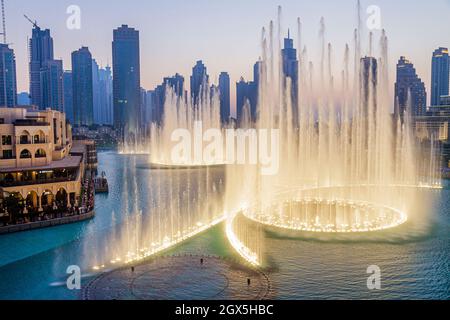 Dubai UAE,Emirati Arabi Uniti,Downtown Dubai,Burj Dubai,Dubai Mall,Burj Khalifa Lake,Dubai Fountain mostrano grattacieli di alto livello edifici torri Foto Stock