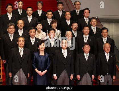 Tokyo, Tokyo, Giappone. 4 ottobre 2021. Il neo-eletto primo ministro Fumio Kishida pone con i membri del suo gabinetto in una sessione fotografica presso la residenza ufficiale del primo ministro a Tokyo, Giappone. (Credit Image: © POOL via ZUMA Press Wire) Foto Stock