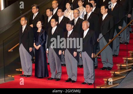 4 ottobre 2021: Il nuovo primo ministro giapponese Fumio Kishida (C) si pone con il suo gabinetto dopo la prima riunione del gabinetto presso l'ufficio del primo ministro a Tokyo, Giappone. (Credit Image: © POOL via ZUMA Press Wire) Foto Stock