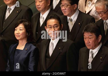 4 ottobre 2021: Il nuovo primo ministro giapponese Fumio Kishida (C) si pone con il suo gabinetto dopo la prima riunione del gabinetto presso l'ufficio del primo ministro a Tokyo, Giappone. (Credit Image: © POOL via ZUMA Press Wire) Foto Stock