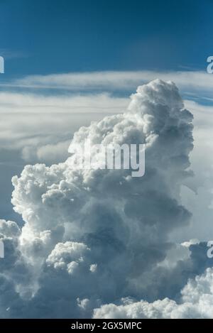 Nuvole crescenti viste dal pozzetto di e airliner Foto Stock