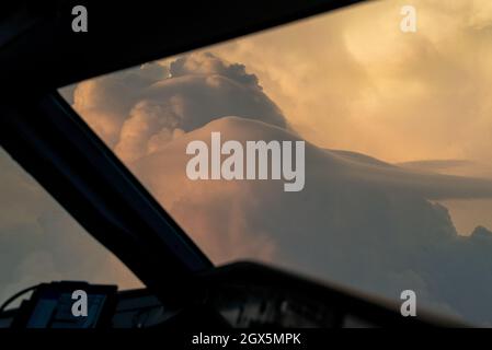 nuvole al tramonto dal pozzetto di e airliner Foto Stock