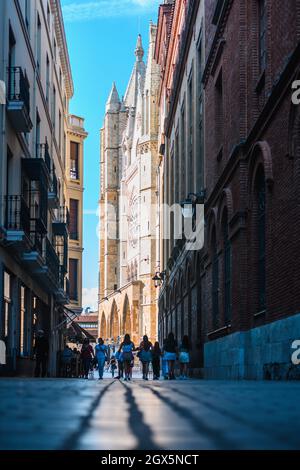 vista della parte vecchia della città con la chiesa gotica incorniciata tra gli edifici Foto Stock