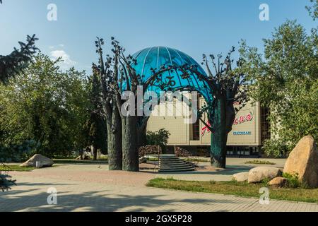 Una composizione scultorea chiamata sfera d'Amore. La foto è stata scattata a Chelyabinsk, Russia. Foto Stock