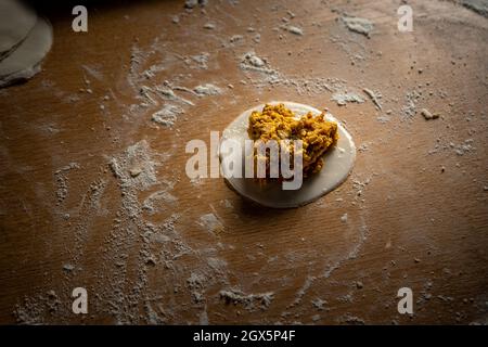 Preparazione del sorrentino ripieno di zucca e ricotta Foto Stock