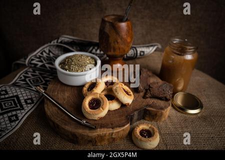 Spuntini dolci tipici dell'Argentina accompagnati con il compagno Foto Stock