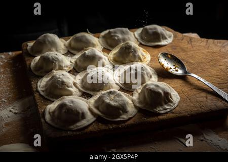 Gruppo di Sorrentinos in legno nel processo di preparazione. Foto Stock