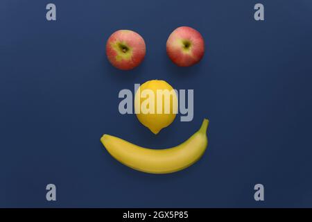 Il viso allegro e sorridente è fatto di frutta matura e sana. Foto Stock