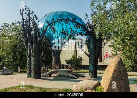 Una composizione scultorea chiamata sfera d'Amore. La foto è stata scattata a Chelyabinsk, Russia. Foto Stock